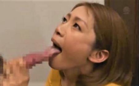 【友田真希】巨乳熟女にさせる仁王立ちフェラ！　射精はきっちり舌上発射！