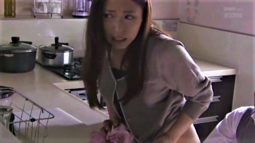 【白木優子】「やめて！　夫がいるのよ！」　ダイニングに旦那がいるキッチンの陰で犯される人妻！