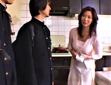 【翔田千里】熟女ママが息子の友人と！　若い牡の匂いに我慢できずにむしゃぶりつく！