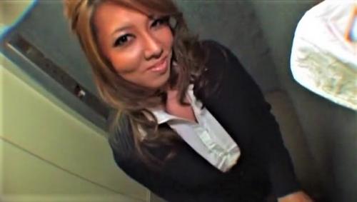【風間ゆみ】「こんなに硬くして、どうして欲しいの？」ギャルメイクの巨乳熟女がスーツ姿で手コキ尻コキでご奉仕！