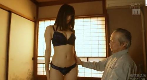 高橋しょう子【爆乳美少女 セクハラ】「ブラジャーをとりなさい。」超巨乳グラドルが変態オヤジにおっぱい揉みまくられるｗ