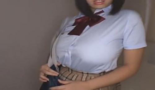 【個人撮影 爆乳女子高生】制服のボタンが飛びそうなほどでかいおっぱいのjkを揉みしだいてエッチｗ