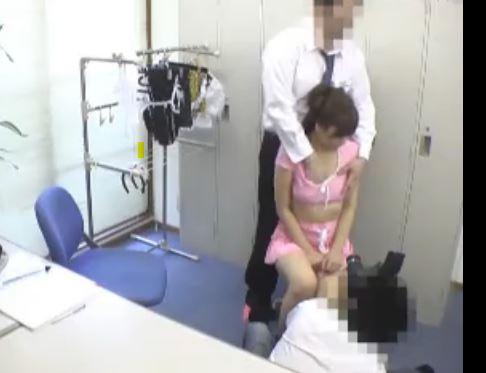 【面接セクハラ】AV面接にきた巨乳アイドルが店長におっぱい揉みまくられるｗ