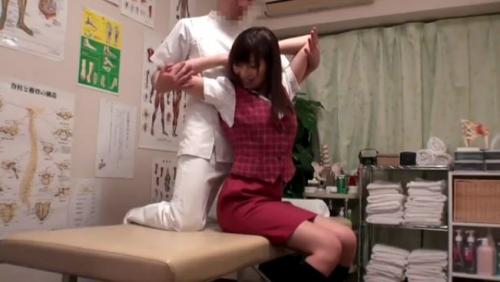 【丸の内セクハラマッサージ盗撮】かわいい巨乳ＯＬが悪徳整体師に背後からおっぱい揉みまくられるｗ