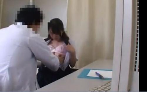 【女子高生セクハラ健康診断】少し地味な巨乳ｊｋが病院の診察で悪徳医師におっぱい揉まれるｗ