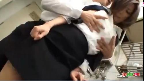 【社内セクハラレイプ 爆乳ＯＬ】給湯室でスーツの超巨乳女子社員が上司に背後からおっぱい揉みまくられるｗ