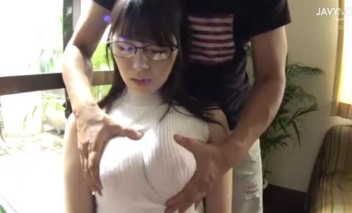 【爆乳メガネ×背後乳揉み】服の上からでもわかる超巨乳の地味なメガネお姉さんが背後からおっぱい揉みまくられるｗ