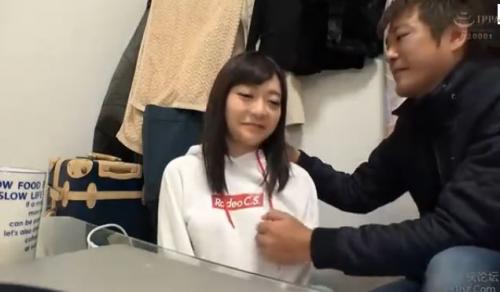 【素人ナンパ】「恥ずかしい・・」巨乳美少女が自宅に連れられてさっそくおっぱい揉みまくられるｗ