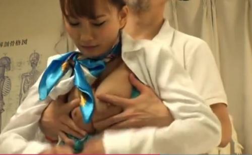 【巨乳ＣＡ　セクハラマッサージ】「あの・・ちょっと・・」美人なキャビンアテンダントが背後からいやらしくおっぱい揉みまくられるｗ