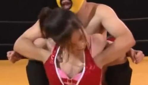 【プロレスセクハラ】「やめろ！」女子プロレスラーが試合中にどさくさにまぎれておっぱい揉みまくられるｗ