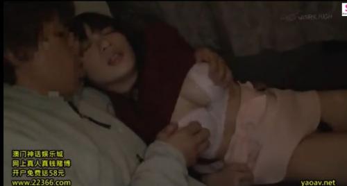 【夜行バスセクハラ】巨乳美少女が隣の変態におっぱい揉みまくられるｗ
