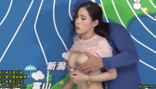 【お天気キャスター セクハラ】巨乳女子アナが天気予報中に背後からおっぱい揉みまくられるｗ