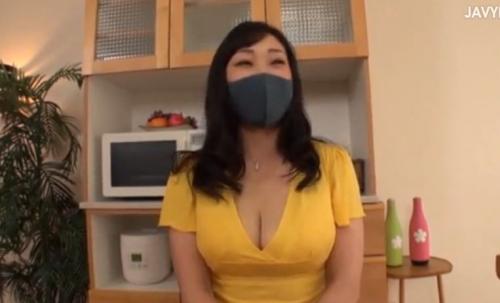 ★でかい【爆乳素人×乳揉み】マスクで顔を隠したお姉さんが服の上からでもわかるデカパイを揉みまくられるｗ