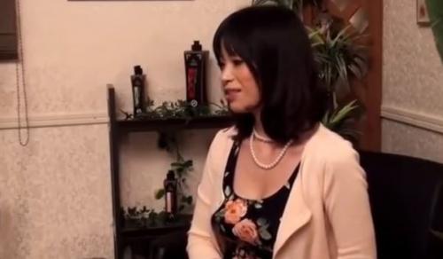 【セクハラマッサージ盗撮】美人な巨乳人妻が悪徳整体師にエッチなことされまくるｗ