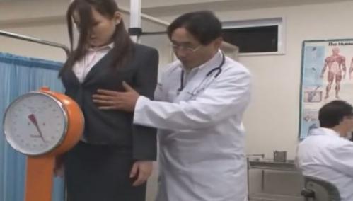 これはでかいｗ【セクハラ診察】病院の健康診断検査で爆乳ＯＬが悪徳医師におっぱい揉みまくられるｗ