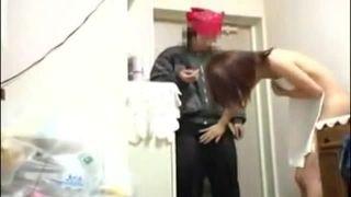【個人撮影】「ちょっと奥さん・・・」美熟女奥さんが配達に着たお兄さんのチンポをコキコキwwww