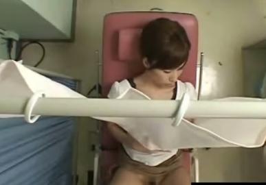 【個人撮影】デカいおもちゃを持ち出したエロ産婦人科医師が検診といいながら若妻の美マンを弄繰り回しwww