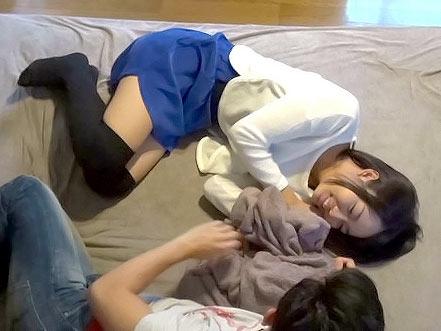 《素人ナンパ》下北でナンパした美少女を自宅に連れ込み盗撮セックスでAVデビュー作品！フェラ手コキさせて激ピストン正常位！