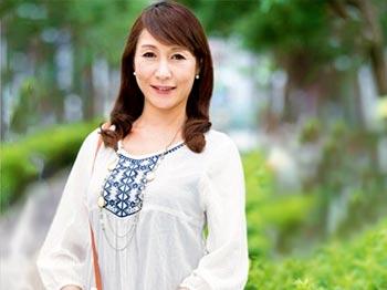 《四十路熟女》夫と娘の目を盗んで不定を繰り返す母親失格妻のAVデビュー作品！刺激を求めるアラフィフ熟女！谷川ゆう子