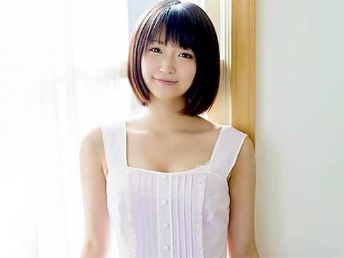 《浅田結梨》ロリ童顔のタレント芸能人で秋葉原の現役メイドの透明感！ノーハンドフェラ抜き！AVデビュー作品でオナニー披露！