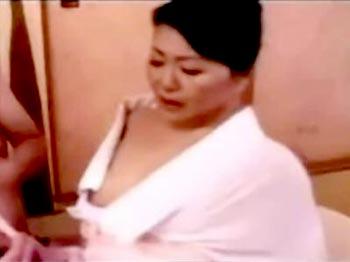 《五十路熟女》おしとやかな還暦手前の豊満おばさんの巨乳オッパイ揉んで責めると感じ方が半端ないセックス絶頂アクメｗ
