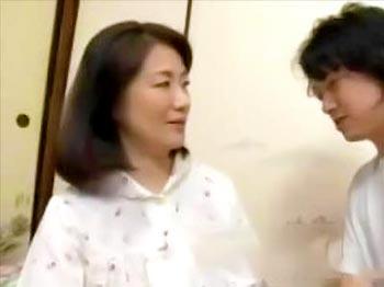 《六十路熟女》「ママと呼ばないで…」母親と息子の禁断の近親相姦！巨根チンポを生ハメされ中出しされる還暦美人が絶頂アクメ