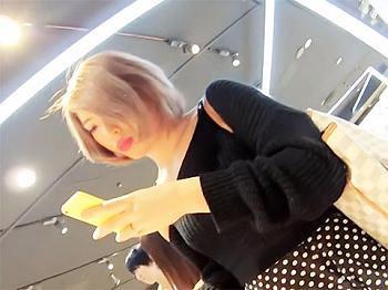 《パンチラ盗撮》超セクシーな銀髪美女をローアングル逆さ撮り！黒ギャル系なのに清純な純白パンツにギャップ萌え隠し撮りｗｗ