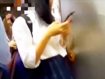 《パンチラ盗撮》ガチでヤバイ痴漢映像！スマホに夢中な制服JKのパンティに指をねじ込み割れ目を触る変態撮り師！