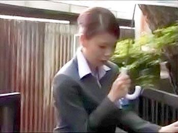 《ヘンリー塚本》年の割にきれいなオッパイ訪問販売員の熟女OLが購入してくれたジイさんにセックスでアフターサービスｗｗ