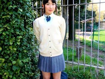 《由愛可奈》18歳でAVデビューしたJK黒髪清楚なセクシーアイドルを肉便器になるほど調教した凄テクハメ撮りセックス！