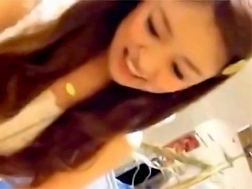 《パンチラ》美人ショップ店員さんの胸チラしゃがみパンチラ逆さ撮り！しっかり顔撮影する有能な盗撮師ｗｗ