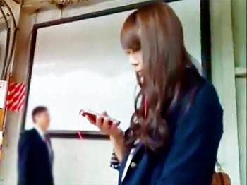 《パンチラ盗撮》美人なお姉さんを駅から追いかけてエスカレーターでスカートめくり逆さ撮りする変態隠し撮りｗｗ