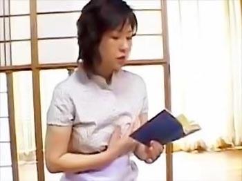 《五十路熟女》還暦手前の家政婦さんが官能小説を読んでエッチな気分になってオナニーしてたら家主に見つかった里中亜矢子ｗ