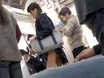 《痴漢陵辱》電車内でスカート捲れ上がってるのに気づかない無防備なJKｗｗイタズラ強制わいせつで立ちバック強姦される！