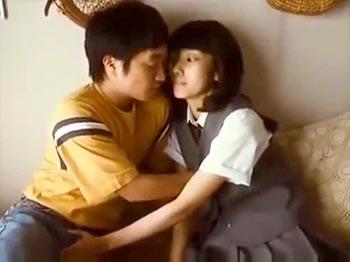 《波瑠》美人女優が若い時に制服のままおっぱい揉ませて勃起チンポをシコシコしちゃう衝撃エロシーン★芸能人の濡れ場