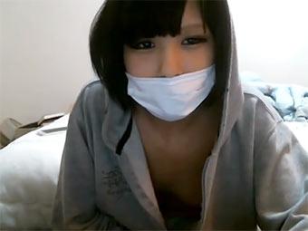 《ライブチャット》生放送中にパーカーが開けて胸元が見え隠れ！膨らみきっていない胸の膨らみがロリ心をくすぐる美少女動画！