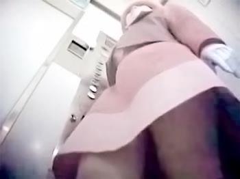 《逆さ撮り盗撮》某高級デパートでエレベーターガールや美人店員さんやお客の女子校生を無差別に隠し撮りパンチラ！