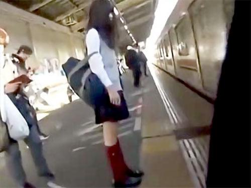 《JK痴漢流出》可愛いミニスカ美少女が登校途中に狙われた！手マン潮吹きでダラダラ流れる汁がエロい陵辱隠し撮り！