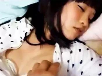 《昏睡レイプ》ピチピチお肌のロリJC？JK？遊びに来てた妹の友達を睡眠薬で眠らせて夜這いやりたい放題動画の流出事件ｗ