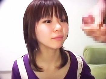 《援助交際》笑顔が可愛い童顔ロリJK少女が何も知らないふりして興味津々！巨根をウブな手付きでプチ援交フェラ抜き顔射ｗｗ