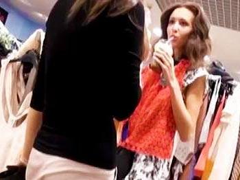 《OL逆さ撮り》モデルみたいな美人客の買い物中を狙ってローアングルからパンチラ隠し撮り！スケスケパンティー盗撮成功