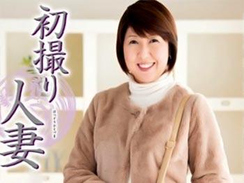 《五十路熟女》55歳には見えない美魔女の初脱ぎ初撮りAVデビュー作品でインタビューで全裸のスベスベ色白美ボディ！植村なつ