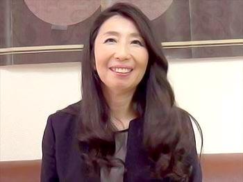 《五十路熟女》凄テクを披露してくれる美魔女おばさんが巨根の素人M男くんをいただきます！ねっとりとフェラチオがエロい！