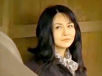 《ヘンリー塚本》痴漢願望がある痴女な巨乳熟女の四十路人妻が露出狂オヤジの射精に欲情して自宅で淫乱ファックするエロドラマ！