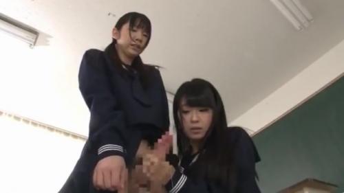 とんでもない巨根を持ったふたなり美少女が勃起を抑えるために同級生の女の子に手コキで抜いてもらう