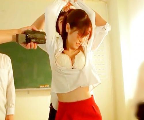 ケダモノ生徒集団に囲まれる美人教師！衣服を剥がれてエロイカラダを晒されて終わらない輪姦地獄！！桜空もも