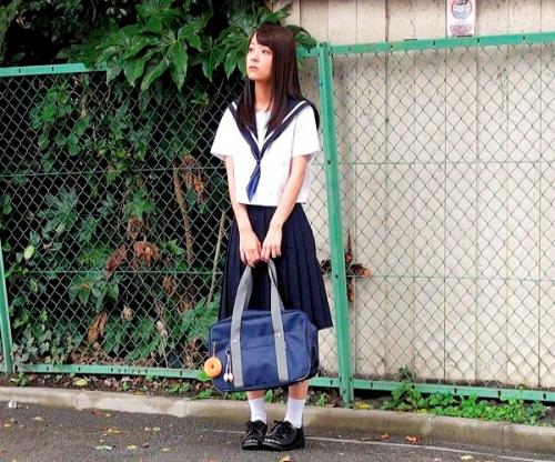 【ドＳ生意気な淫乱女子高生】ドスケベ高慢娘がおっさんにパイパンまんこを弄られて可愛い吐息が漏れる【あべみかこ】