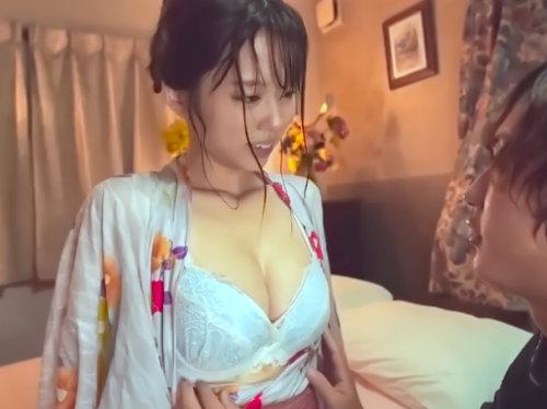 【SEX不可避】浴衣の中身は神級ナイスバディなｗ「おま…乳デケェ♪」ゲリラ豪雨で濡れた浴衣！ラブホ避難はセックス確定だろ