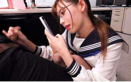 小悪魔女子高生の痴女っぷり！ヤバい状況でこっそりチンポをまさぐり舐めまわすインテリ変態美少女