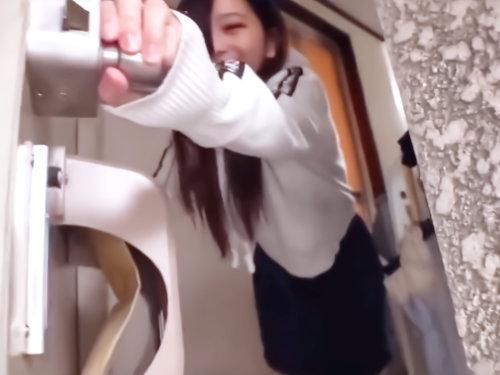 【本物素人】ホントに来ちゃったんですかぁ…？！街角捕獲の上玉ロリ宅に突撃訪問！あっという間に脱がされ中出しされる女の子